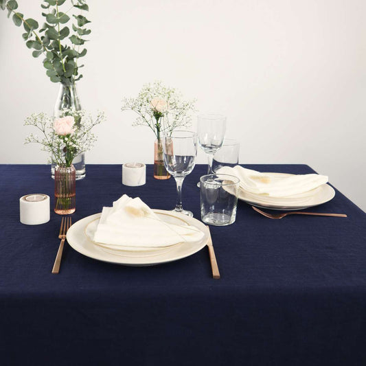 Gedeckter Tisch mit Dunkelblauer Tischdecke aus Leinen