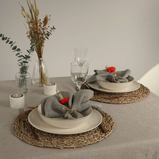 Gedeckter Tisch mit hochwertiger Tischdecke aus Leinen in beige naturfarben